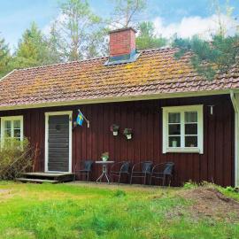Two-Bedroom Holiday home in Åsarp 1, хотел в Åsarp
