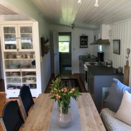 Idyllisk hytte ved sjøen