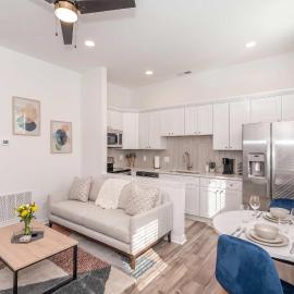 Covington Charm 202, hotel en Covington