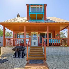 Pet-Friendly Fredericksburg Cabin w/ Hot Tub!
