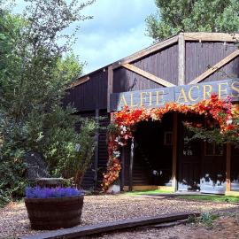 Spacious Cabin with Private Hot Tub, and Private Pool, in 5 Acres - intimate Special stay For 2 Adults - plus 1 child under 2 and up to 2 dogs stay for free, hotel v destinaci Downham