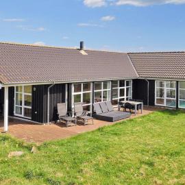 12 person holiday home in Pandrup-By Traum