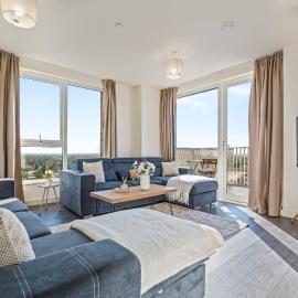 Stylish Penthouse - Sleeps 6 - Near Wembley, hotel in Hatch End