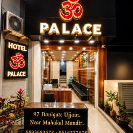 HOTEL OM PALACE NEAR MAHAKALESHWAR TEMPlE, hotel v destinácii Ujjain
