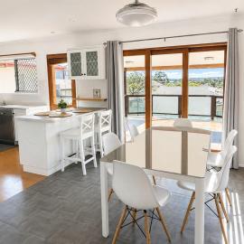 Entire house with 7BR 2 livings in top location