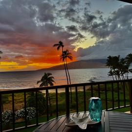 Oceanfront Artist Condo Panoramic Maui Sunsets