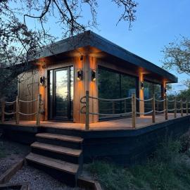 Luxury Lakeside Lodge next to the Belfry with Hot Tub, Hotel in Middleton