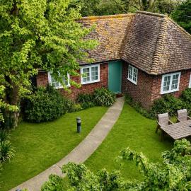 Green Cottage in grounds of Grade II* Frognal Farmhouse, Hotel in Sittingbourne