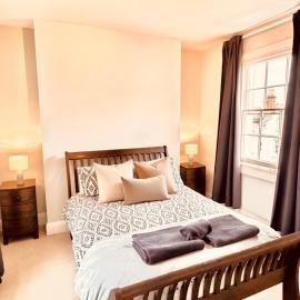 Cosy Townhouse in Central Leamington with parking