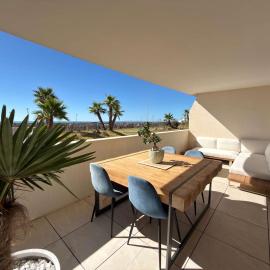Superbe appartement en bord de mer avec jacuzzi et vue imprenable a Valras Plage, Hotel in Valras-Plage