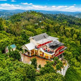 Titha 3BR Villa With Valley View Munnar By Homeyhuts, hotel di Pooppara