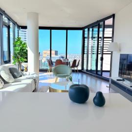 Luxury Sydney CBD 3BR Apartment with Skyline Views, Pool & Gym