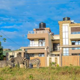 The Lake House- 5 bedrooms Villa, готель у місті Найваша