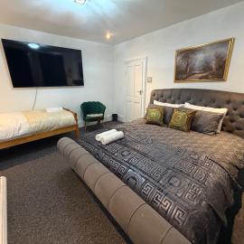 3 Bedroom House Sleeps 7 - Free Parking