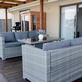 Rock Retreat At Sanctuary Lakes Estate with Scenic Backyard, Pool Table, Sauna, BBQ, Firepit, hotel v destinácii Point Cook