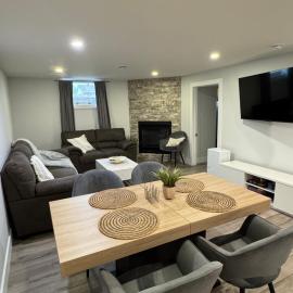 Cozy two bedroom apartment: Sudbury şehrinde bir otel