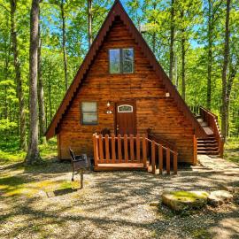 A-Frame Cabin #6 with Hot Tub on Patoka Lake in Southern Indiana, hotel a Seymour