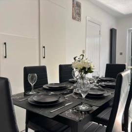 4 Bedroom House in Sutton with Parking, Fast WIFI and Sleeps 9, hotel em Sutton