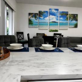 LEIRA HOMES Spacious House near Keys Free Parking