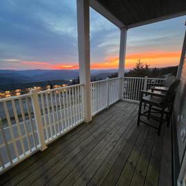 Village Ski-in - Ski-out 3BR3BA Condo w Hot Tub, מלון בסנואושו