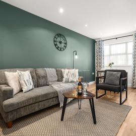 3-Bedroom Contractor House, Free Parking, Great Links
