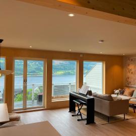 Panoramic Water Views - Modern Home - Free Parking