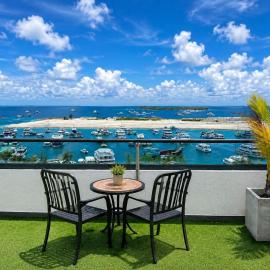 Luxury 3BR - Airport Pickup - Rooftop SeaView Pool Gym Terrace Near Airport, hotel a Hulhumale