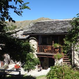 Appartamenti Codirosso, hotel in Stroppo