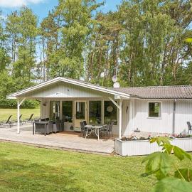 6 person holiday home in Nexø-By Traum, hotel din Neksø