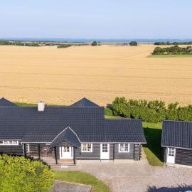 Lodge with Limfjord View โรงแรมในSpottrup