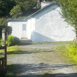 Glassillaun Beach White Cottage, hotel i Renvyle