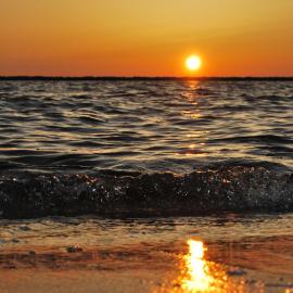 Rika stayz by the sea " Beach touch Rooms with Wifi, AC, fridge & kitchen – hotel w mieście Morjim