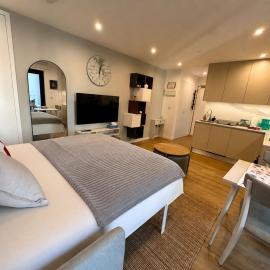 Victory Suites - 7th-Floor Studio with Balcony, Pool, Gym