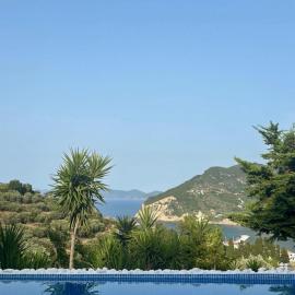 Villa Aspalathus Red, Pool and Panoramic Views to fulfil your Aegean memories, hotelli kohteessa Skopelos Town