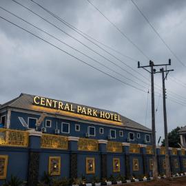 Central park hotel โรงแรมในSeriki