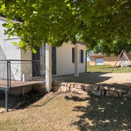 Charmante maison avec terrasse et jardin arboré, хотел в Sermoyer