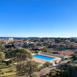 Ferienwohnung mit Meerblick, Pool und Tennisplätzen