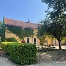 Gîte au bord du Loir- Pêche - Vélo - Nature - moments en famille, hotel in Bazouges-sur-le-Loir