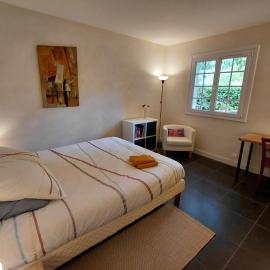 Chambre Cozy lit QueenSize avec salle de bain et wc privés โรงแรมในลา-ชาเปล-ซัวร์-เอเดร