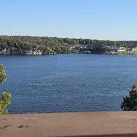 Ozark Lakeview Penthouse 3bed 3bath Condo in Osage Beach Escape, hotel en Osage Beach