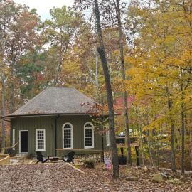 One-of-a-Kind Octagon CabinHot Tub Fire Pit, hotel v destinácii Morganton