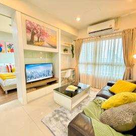 Roomy 1BR 50 sqm By BTS Near Iconsiam-Sathorn-HS Wifi, hotel in Godown