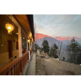 Yash Homestay, hotel a Sainj