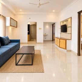 New Spacious 2BHK apartments in Tirupati Near Railway Station with fully equipped kitchen, AC bedrooms, Washing Machine, 24 hours water, caretaker service, and ample space for car parking & ideal for families and pilgrims, hótel í Tirupati
