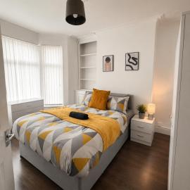 4 bed, Sleeps6, Free Parking, Contractors, Groups, Tourists, Travel, Business, Short & Long Term Stays Welcome, Great Rates Available At Peachy Stays