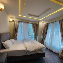 Aura Pine Service Apartments KhairaGali, hotel u gradu Khaira Gali
