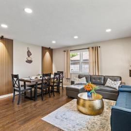 Duplex 1- Naval Base, Six Flags, Waukegan Greg Petry SportsPark - Sleep 10