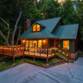 GatlinViews - Renovated Chalet, Arcade Sauna - &, hotel in Gatlinburg