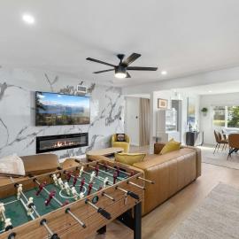 Spacious 4BR Oasis Hot Tub, Luxury Home & Yard