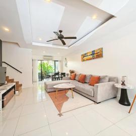 Coast Whisper Villa 3Bedroom Townhouse Villa Laguna Park 1 Close to Bangtao Beach, hotel i Laguna Phuket